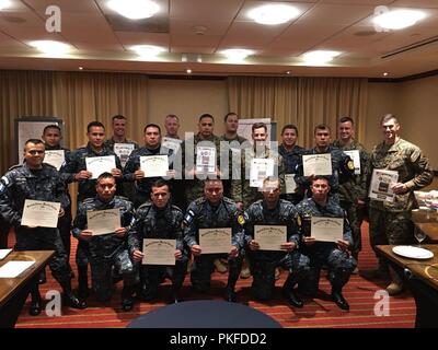 Us-Marines mit speziellen Zweck Marine Air-Ground Task Force - südliche Befehl posieren für ein Foto mit mit Offizieren und Agenten von Guatemala nationalen zivilen Polizei am Ende einer zweiwöchigen Interagency Task Force Training Programm in Guatemala City, Guatemala, 10.08.2018. Im Laufe der zwei Wochen, die SPMAGTF-SC Ausbilder unterrichtete Klassen, die einzelnen Schritte und das Marine Corps Planung der Prozess der Marine Corps' schnelle Reaktion Planungsprozess abgedeckt. Am Schluss der Wissenschaftler Teil des Kurses, der Guatemaltekischen Studenten arbeiteten ihren Weg durch zwei verschiedene Krise Szen Stockfoto