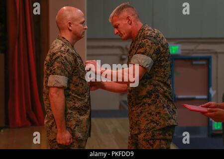 Brig. Gen. Roger Turner jr., Kommandierender General, Marine Corps Air Ground Combat Center, Auszeichnungen Col. Timotheus Barrick, die Ausrückenden kommandierenden Offizier, Marine Corps Taktik und Operations, mit der Legion des Verdienstes in einer Zeremonie an Bord des Marine Corps Air Ground Combat Center, Twentynine Palms, Calif., 10.08.2018. MCTOG feierte sein 10jähriges Jubiläum und führte eine Änderung der Befehl Zeremonie, während der Befehl Barrick aufgegeben zu oberst Gregory Polen. Stockfoto