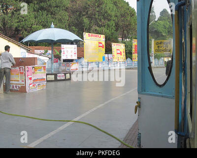 Anzeigen von Coonoor Bahnhof und der Altstadt Zug läuft noch zwischen Ooty und Coonoor, Tamilnadu, Indien, Asien Stockfoto