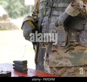 Pfc. Deavon Delgado, ein Tanker mit Hauptsitz und Sitz der Gesellschaft, 2.Bataillon, 69. Armor Regiment, 2. gepanzerte Brigade Combat Team, entlastet leere Zeitschriften nach dem Qualifying mit seiner M9 Pistole in Fort Stewart, Ga., Nov. 9, 2018. Stockfoto