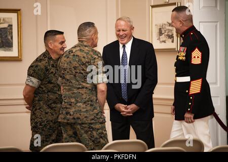 Us Marine Corps Master Gunnery Sgt. Bryan Boyd, rechts, Senior Advisor angeworben, Anlagen und Logistik, spricht mit US-Marines und Gäste in seinem Ruhestand Zeremonie, Harry Lee Hall, Marine Corps Base Quantico, Virginia, 26. Juli 2018. Boyd im Ruhestand nach 30 Jahren treuen Dienst. Stockfoto