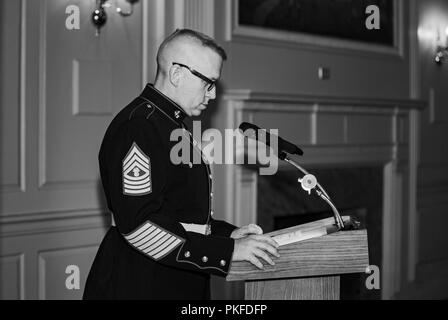 Ein US-Marine erzählt während einer Zeremonie für den Ruhestand Master Gunnery Sgt. Bryan Soldaten Boyd, Senior Advisor, Anlagen und Logistik, Harry Lee Hall, Marine Corps Base Quantico, Virginia, 26. Juli 2018. Boyd im Ruhestand nach 30 Jahren treuen Dienst. . Stockfoto