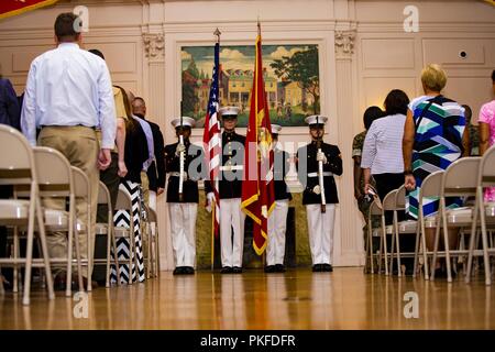 Us-Marines mit Marine Corps Base Quantico Color Guard machen Ehren am Ruhestand Zeremonie der Master Gunnery Sgt. Bryan Soldaten Boyd, Senior Advisor, Anlagen und Logistik, Harry Lee Hall, Marine Corps Base Quantico, Virginia, 26. Juli 2018. Boyd im Ruhestand nach 30 Jahren treuen Dienst. Stockfoto
