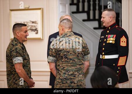 Us Marine Corps Master Gunnery Sgt. Bryan Soldaten Boyd, Senior Advisor, Anlagen und Logistik, spricht mit US-Marines und Gäste in seinem Ruhestand Zeremonie, Harry Lee Hall, Marine Corps Base Quantico, Virginia, 26. Juli 2018. Boyd im Ruhestand nach 30 Jahren treuen Dienst. Stockfoto