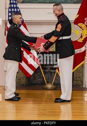 Pensionierte US Marine Corps Oberstleutnant Matthew Howes, Links, präsentiert eine Auszeichnung Master Gunnery Sgt. Bryan Soldaten Boyd, Senior Advisor, Anlagen und Logistik, Harry Lee Hall, Marine Corps Base Quantico, Virginia, 26. Juli 2018. Boyd im Ruhestand nach 30 Jahren treuen Dienst. Stockfoto