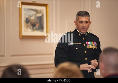 Pensionierte US Marine Corps Oberstleutnant Matthew Howes spricht an der Ruhestand Zeremonie der Master Gunnery Sgt. Bryan Soldaten Boyd, Senior Advisor, Anlagen und Logistik, Harry Lee Hall, Marine Corps Base Quantico, Virginia, 26. Juli 2018. Boyd im Ruhestand nach 30 Jahren treuen Dienst. Stockfoto