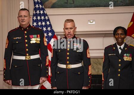 Us-Marines singen die Marines Hymne während der pensionierung Zeremonie der Master Gunnery Sgt. Bryan Soldaten Boyd, Senior Advisor, Anlagen und Logistik, Harry Lee Hall, Marine Corps Base Quantico, Virginia, 26. Juli 2018. Boyd im Ruhestand nach 30 Jahren treuen Dienst. Stockfoto