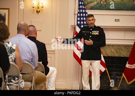 Pensionierte US Marine Corps Oberstleutnant Matthew Howes spricht an der Ruhestand Zeremonie der Master Gunnery Sgt. Bryan Soldaten Boyd, Senior Advisor, Anlagen und Logistik, Marine Corps Base Quantico, Virginia, 26. Juli 2018. Boyd im Ruhestand nach 30 Jahren treuen Dienst. Stockfoto