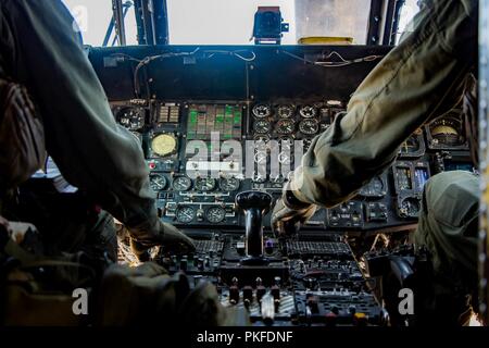 Kapitän David Skaggs, Links, und Kapitän Patrick McGuire, CH-53E Super Stallion Piloten mit Marine schweren Helikopter Squadron (HMH) 465, Marine Flugzeuge Gruppe 16, 3. Marine Flugzeugflügel, Preflight Checks bei Marine Corps Air Station Miramar, Calif., Aug 10 verhalten. HMH-465 führt das Training mit Amphibischen Raids Zweig, Expeditionary Operations Training Gruppe, ich Marine Expeditionary Force, Infanterie Marines schnell durchführen - Seil von einem Hubschrauber. Stockfoto