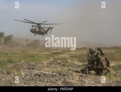 Us-Marines mit Marine schweren Helikopter Squadron (HMH) 465, Marine Flugzeuge Gruppe 16, 3. Marine Flugzeugflügel, beteiligte sich an der Koordination der Abgabestelle für Marines mit den Amphibischen Raids Zweig, Expeditionary Operations Training Group (EOTG), ich Marine Expeditionary Force, in der Marine Corps Base Camp Pendleton, Calif., Aug 10. HMH-465 führt das Training mit EOTG zum fußvolk Marines unterstützen schnelle-Seil von einem Hubschrauber. Stockfoto