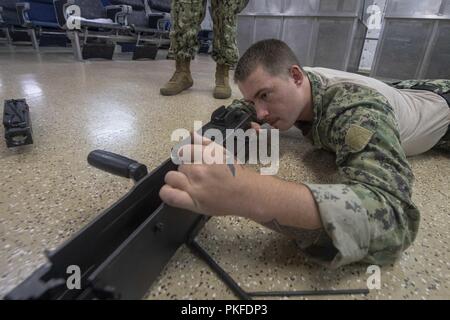 Atlantischer Ozean (11.August 2018) der Gunner Mate 2. Klasse Jäger Norris, von Gun Barrel City, Texas, Wartung führt auf einem 50-Kaliber Maschinengewehr an Bord der expeditionary schnelles Transportschiff USNS Speerspitze (T-EPF 1). Speerspitze auf See ist die Unterstützung der Südlichen Partnerschaft Station. Südliche Partnerschaft Station ist eine US Southern Command - gefördert und U.S. Naval Forces Southern Command/USA Flotte - durchgeführte jährliche Bereitstellung konzentrierte sich auf Experten Austausch und Aufbau von Kapazitäten in einer Vielzahl von Disziplinen einschließlich der Medizin-, Bau- und Tauchbasen in der Karibik Stockfoto