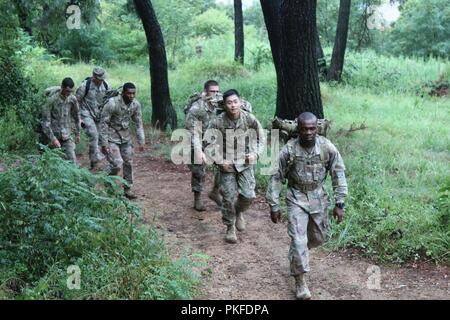 Soldaten, die dem zugeordnet 19 Expeditionary Sustainment Command Materiel Unterstützung Command-Korea bis März den Berg während der Eröffnungs-Gulo-Gulo Herausforderung 10.08.2018, etwas außerhalb von Camp Carroll in der Nähe der Stadt Waegwan, Republik Korea. Die Gulo-Gulo Herausforderung besteht aus einer Reihe von körperlicher Fitness Veranstaltungen, land Navigation und gemeinsamen Soldat Aufgaben. Stockfoto