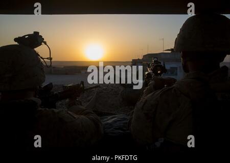 Der Provinz Helmand, Afghanistan (Aug 8, 2018) - US-Marines mit Task Force (Südwest) (TF-SW) stehen Post während einer expeditionary Beratungsangebot im Camp Nolay in Bezirk Sangin. Berater mit Task Force Südwesten war über zwei Wochen in Sangin Ausbildung der 2. Brigade Commander und kandak (Bataillon) Kommandeure auf neuen oder aktualisierten administrativen und logistischen Verfahren zu pflegen und aufrechtzuerhalten, Ausrüstung und Personal zu den Frontlinien in der Provinz Helmand im Einsatz. Stockfoto