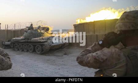 Der Provinz Helmand (Aug. 8, 2018) - Soldaten mit 2. Brigade, die nationale afghanische Armee Korps 215 Feuer auf einen Gegner mit einem T-55 Tank während einer expeditionary Beratungsangebot im Camp Nolay in Bezirk Sangin. Berater mit Task Force Südwesten war über zwei Wochen in Sangin Ausbildung der 2. Brigade Commander und kandak (Bataillon) Kommandeure auf neuen oder aktualisierten administrativen und logistischen Verfahren zu pflegen und aufrechtzuerhalten, Ausrüstung und Personal zu den Frontlinien in der Provinz Helmand im Einsatz. Stockfoto