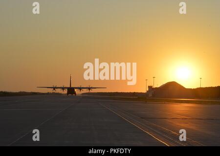 Ein US Air Force C-130J Super Hercules Flugzeuge an den 86th Airlift Wing Taxis in Richtung der Start- und Landebahn auf Powidz Air Base, Polen, August 3, 2018 zugeordnet. Für etwa zwei Wochen, US-amerikanische und polnische Truppen durchgeführten bilateralen Übungen während der Luft- und Raumfahrt Luftfahrt Rotation 18-4. Stockfoto