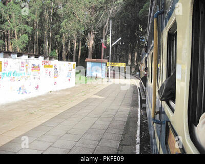 Blick auf ein Fach der Alten Bahnhof noch läuft zwischen Ooty und Coonoor, Tamilnadu, Indien, Asien Stockfoto