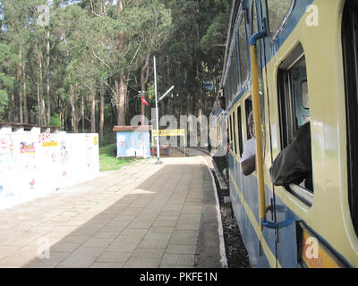 Blick auf die Altstadt Zug läuft noch zwischen Ooty und Coonoor an ketti Station, Tamil Nadu, Indien, Asien Stockfoto