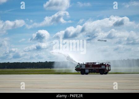 Einen Teilnehmer aus der 23d Bauingenieur Squadron (CES) führt eine Pumpe und roll Verfahren während der "A Day in a Life"-Programm, 10.08.2018, bei Moody Air Force Base, Ga. Das Programm Herausforderungen teilnehmenden Bauingenieure hinter den Kulissen mehrere Jobs zum Ausführen ihrer Brüder, Flieger und bessere operative Führungskräfte entwickeln, um besser zu verstehen, zu gehen. Die feuerwehrmänner von der 23d CES Zug täglich durch ihre vielfältigen Fähigkeiten in den Brandschutz, um sicherzustellen, dass Sie in Ihren Aufgaben beherrschen Moody sicher zu halten. Stockfoto