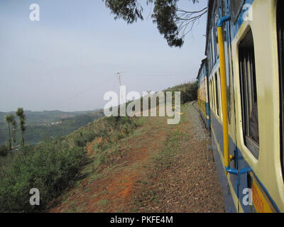 Blick auf ein Fach der Alten Bahnhof noch läuft zwischen Ooty und Coonoor, Tamilnadu, Indien, Asien Stockfoto