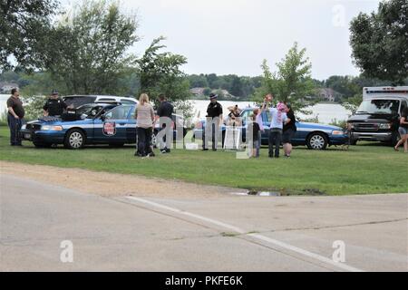 Die Mitglieder der Allgemeinen Öffentlichen besuchen Sie einen Bereich auf Aug 7, 2018, während der Nacht, die Veranstaltung in Tomah, Wis. Hunderte von Menschen der Fall, der auf der Tomah Winnebago Park gehalten war und zeigt auch durch Fort McCoy, Wis., Personal anwesend. Im Jahr 1984 wurde von der Nationalen Vereinigung der Stadt beobachten, nationale Nacht heraus ist eine gemeinnützige zur kriminalitätsverhütung Organisation, die in Zusammenarbeit mit Tausenden von Kriminalität - beobachten Sie Gruppen und Strafverfolgungsbehörden im ganzen Land funktioniert. Stockfoto