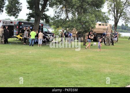 Die Mitglieder der Allgemeinen Öffentlichen besuchen Sie einen Bereich auf Aug 7, 2018, während der Nacht, die Veranstaltung in Tomah, Wis. Hunderte von Menschen der Fall, der auf der Tomah Winnebago Park gehalten war und zeigt auch durch Fort McCoy, Wis., Personal anwesend. Im Jahr 1984 wurde von der Nationalen Vereinigung der Stadt beobachten, nationale Nacht heraus ist eine gemeinnützige zur kriminalitätsverhütung Organisation, die in Zusammenarbeit mit Tausenden von Kriminalität - beobachten Sie Gruppen und Strafverfolgungsbehörden im ganzen Land funktioniert. Stockfoto