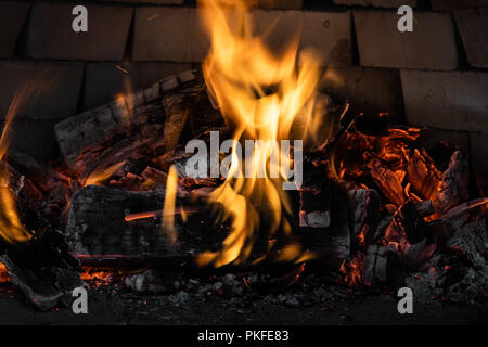 Holz Feuer in einem Ofen, der Vorbereitung zum Backen Stockfoto