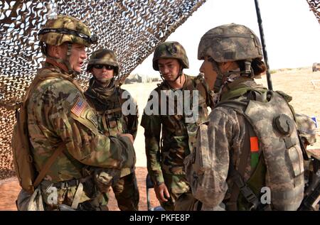 Major Richard Guthrie, Kommandeur der Charlie Co.230ste Brigade Support Battalion, Links, Schriftsatz Moldauischen bekämpfen, die Ärzte der bevorstehenden Missionen und ihrer Verantwortung mit der Unterstützung von spezialisierten Gizela Lupescu, 203Th Combat Medic/Übersetzer, Rechts. Soldaten trainieren auf medizinische Technik und medizinische Intervention an einem Trainingsgelände in der Nähe von Ft. Bliss, Texas, während Exportierbar des 30. gepanzerten Brigade Combat Training (XCTC) Übung, August 6 - 21, 2018. Die Ausübung ist eine der 30 größten in der jüngsten Geschichte, mit über 4.000 Bürger Soldaten aus North Carolina, South Carolina Stockfoto