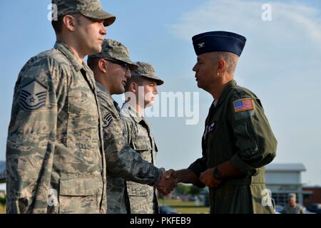 Staff Sgt. Dan Schieffer, ein Flugzeug sortie generieren Mannschaft Leiter mit der 155 Gruppe erhält der Nebraska National Guard Commendation Medal Aug 5, 2018, in der Nebraska National Guard Air Base, Lincoln, Nebraska. Stockfoto