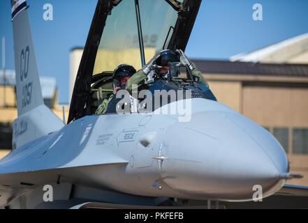 Kol. Troy Endicott, 460Th Space Wing Commander und Oberst Brian "Ike" Turner, 140 Wing Commander, machen Sie sich bereit für den Start in einem F-16 Fighting Falcon 10.08.2018, Buckley Air Force Base, Colorado. Endicott erhalten einen Anreiz, Flug nach einer Mission kurze über 140 Flügel der Colorado Air National Guard. Stockfoto