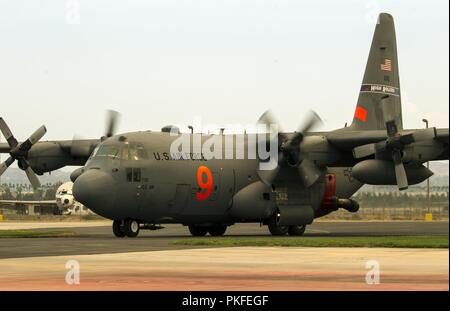 MAFFS 9, ein modulares luftgestützten Brandbekämpfung System ausgestattete C-130 von die 152. Airlift Wing, Nevada Air National Guard, Taxis, um eine weitere Belastung der Feuerhemmend, Mittwoch, 8. August 2018 aufzuheben, an der U.S. Forest Service San Bernardino Airtanker Base in San Bernardino, Kalifornien, während das heilige Feuer in Südkalifornien kämpft. Die Crew bestand aus speziell geschulten Luft der Nationalgarde von der Nevada und Wyoming Air National Guards. Stockfoto