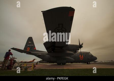 MAFFS 9, ein modulares luftgestützten Brandbekämpfung System ausgestattete C-130 von die 152. Airlift Wing, Nevada Air National Guard, ist mit Feuerhemmendem, Mittwoch, 8. August 2018 neu geladen, an der U.S. Forest Service San Bernardino Airtanker Base in San Bernardino, Kalifornien, während das heilige Feuer in Südkalifornien kämpft. Die Crew bestand aus speziell geschulten Luft der Nationalgarde von der Nevada und Wyoming Air National Guards. Stockfoto