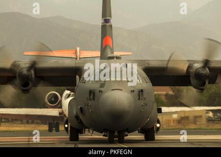 MAFFS 9, ein modulares luftgestützten Brandbekämpfung System ausgestattete C-130 von die 152. Airlift Wing, Nevada Air National Guard, Taxis nach dem Aufnehmen einer Last von Feuerhemmend, Mittwoch, 8. August 2018, bei der U.S. Forest Service San Bernardino Airtanker Base in San Bernardino, Kalifornien, während das heilige Feuer in Südkalifornien kämpft. Die Crew bestand aus speziell geschulten Luft der Nationalgarde von der Nevada und Wyoming Air National Guards. Stockfoto