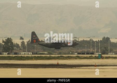 MAFFS 9, ein modulares luftgestützten Brandbekämpfung System ausgestattete C-130 von die 152. Airlift Wing, Nevada Air National Guard, nimmt nach dem Aufnehmen einer Last von Feuerhemmend, Mittwoch, 8. August 2018, bei der U.S. Forest Service San Bernardino Airtanker Base in San Bernardino, Kalifornien, während das heilige Feuer in Südkalifornien kämpft. Die Crew bestand aus speziell geschulten Luft der Nationalgarde von der Nevada und Wyoming Air National Guards. Stockfoto