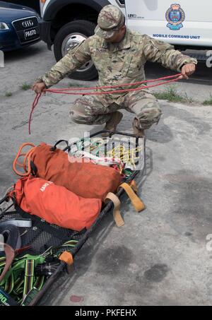 Staff Sgt. Jose J. Palacios, Suche und Extraktion führen mit der chemischen, biologischen, radiologischen, nuklearen Sprengstoff enhanced Response Force Paket, beginnt die Überprüfung der St. Kitts und Nevis Feuer Rettungsdienste Rescue Equipment vor der praktischen Teil der Fortbildung. Stockfoto