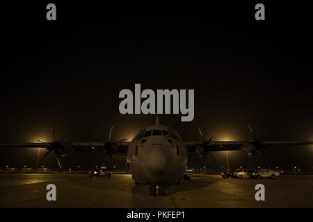 Paletten der Cargo ist auf C-130J Super Hercules zugeordnet zu der 75th Expeditionary Airlift Squadron geladen, für eine Mission in Camp Lemonnier, Dschibuti, 31. Juli 2018. 75 EAS unterstützt Combined Joint Task Force - Horn von Afrika mit medizinische Evakuierungen, Katastrophenhilfe, humanitäre und airdrop Operationen. Stockfoto