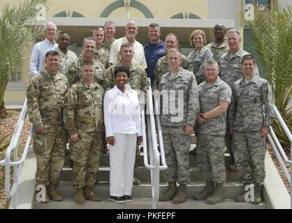 AMP LEMONNIER, Dschibuti Flagge Offiziere der US-Armee, Marine Corps, Navy, Air Force und Küstenwache für ein Gruppenfoto bei einem Besuch hier darstellen als Teil der Schlußstein Military Leadership Programm, 4. August 2018. Capstone ist eine gemeinsame-Service professionelle militärische Ausbildung Kurs für neu gefördert, brigadier Generäle und Admiräle hinten in das US-Militär zu dienen. Stockfoto