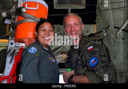 Us Air Force Airman 1st Class Hannah Mendoza, 37th Airlift Squadron C-130J Super Hercules Lademeister, und einer polnischen militärischen Fallschirmjäger, für ein Foto posieren nach dem Handel patches (an den Ärmeln gesehen) in Krakau, Polen, August 7, 2018. Austausch von Patches ist eine altehrwürdige Tradition in der Luftfahrtbranche und trägt dazu bei, die Kameradschaft unter den Bündnispartnern aus verschiedenen Nationen. Stockfoto