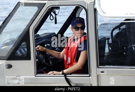 Die U.S. Coast Guard Bootsmann Mate 1. Klasse Amanda Rousseau aus uscg Station Charleston, betreibt eine Antwort Boot im Hafen von Charleston, S.C. Aug.11, 2018, als Teil der Operation Garnele und Körner, ein multi-state und multi - Zuständigkeit für die Vollstreckung. Der Name steht für "Save Harbor Reach auf Intelligenz für Multi-Partnerschaften und Bewachung Interessen verantwortlich für die Sicherheit." Eines der Ziele dieser Operation ist koordinieren investigativen Bemühungen zwischen Bund, Ländern und Kommunen agentur Vermögenswerte zu vereinheitlichen und. Stockfoto