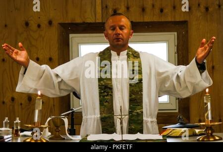 Kaplan (CPT) Marcin Bulinski, um die 101 Spezielle Truppen Bataillon zugeordnet, Luftlandedivision (Air Assault) entschlossene Unterstützung Sustainment Brigade, führt eine Totenmesse im Camp Morehead, Afghanistan. Stockfoto