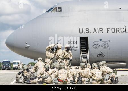 Ein Team von Dover C-5 M Super Galaxy Preflight crew Warten auf den Flug Linie in Schutzausrüstung Chemische, biologische, radiologische und nukleare Gefahr Abwehrmaßnahmen Juli 26, 2018, in Dover Air Force Base, Del Die preflight Crew bestehend aus aircrew, Wartung und Antenne Anschluss Personal beauftragt war die C-5 M für Flug während der Übung Vengeant Eagle 2.0 vorzubereiten. Stockfoto