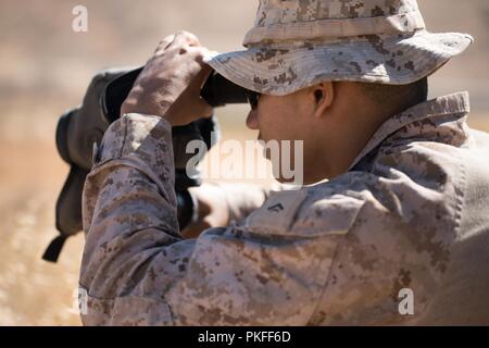 Unbekannten ORT, Südwesten Asien - US Marine Corps Lance Cpl. Jorge Colon-Gonzalez, der Funker für die Sierra 3 Scout Sniper team von India Company 3 Bataillon 7. Marine Regiment zu speziellen Zweck Marine Air-Ground Task Force angebracht, Krise Response-Central Befehl, Flecken die Entfernung eines Ziel vor einem Bekannten - Reichweite während der Übung Glück Seepferdchen. Der Sniper Team seine Fähigkeiten auf der Strecke geschliffen und über Watch für Infanterie Marines auf Patrouille oder Clearing Gebäude während der verschiedenen Szenario-basierte Ausbildung Entwicklungen von Lucky Seepferdchen. Stockfoto