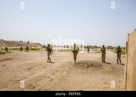 Australische Armee Cpl. Guy Stein, eine Aufgabengruppe Taji Trainer und irakische Soldaten an 2nd Battalion, 59th Brigade, vorher ein Gebäude, einen zweitantrag Ausbildungstätigkeit an Camp Taji, Irak, 30. Juli 2018 zu löschen. Durch beschleunigte Erfolge gegen ISIS im Jahr 2017 aktiviert, Koalition Unterstützung für unsere Partner entwickelt, wie wir unsere Partner bei der Bereitstellung von Sicherheit, die Stabilisierung unterstützen. Stockfoto