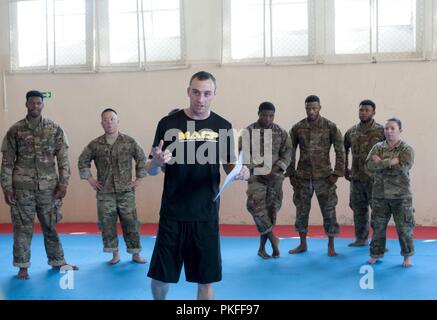 Us-Armee Sgt. Michael Sulick, einem Bataillon aktuelle Operationen Sergeant mit dem 44Th Expeditionary Signal Bataillon, und die Leitung Ausbilder für die combatives Level 1 Kurs, beauftragt, Soldaten zu Unternehmen B zugeordnet, 151 Expeditionary Signal Battalion, South Carolina Army National Guard, zu Verletzungen Vorsichtsmaßnahmen und gehirnerschütterung Symptome während der combatives Level 1 Kurs in Boleslawiec, Polen, August 8, 2018. Die 44 ESB vorgesehen sechs Ausbildern die combatives Ebene ein Kurs für die Klasse von 23 Schülern durchzuführen. Stockfoto