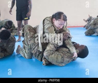 Us-Armee SPC. Amanda Meldzuk hält sich mit SPC. Santrell Völker, sowohl für das Unternehmen B zugeordnet, 151 Expeditionary Signal Battalion, South Carolina Army National Guard, während einer combatives Level 1 Kurs, während zur Unterstützung der Atlantischen Lösen in Boleslawiec, Polen, August 8, 2018 bereitgestellt. Der Kurs, der Soldaten für die 44 ESB zugeordnet gelehrt, wurde angeboten, die Ausbildungsmöglichkeiten und die Hand-to-hand combat Skill Level für Soldaten mit Co.B, 151 ESB zu erweitern. Stockfoto