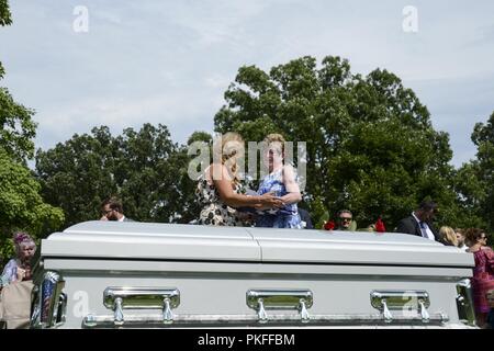 Colleen Palmer, (rechts), steht über Sarg ihres Mannes, wie sie sagt, ihr letzter Abschied am Ende eines vollen Ehren Trauerfeier für Chief Master Sgt. Charles Palmer, gelegt wurde, bei den nationalen Friedhof von Arlington, Virginia, 27. Juli 2018 zur Ruhe. Palmer, Alter 80, starb zu Hause mit seiner Familie durch seine Seite Dez. 21, 2017. Mehr als 100 Angehörige, Freunde und SAM Fox Flieger nahmen an der Internierung, um ihren Respekt zu bezahlen. Palmer diente in der Air Force für 31 Jahre. Er verbrachte 13 Jahre als Flugbegleiter an Bord der Air Force One und elf Jahre als Chief Flight Steward un-Dienst Stockfoto