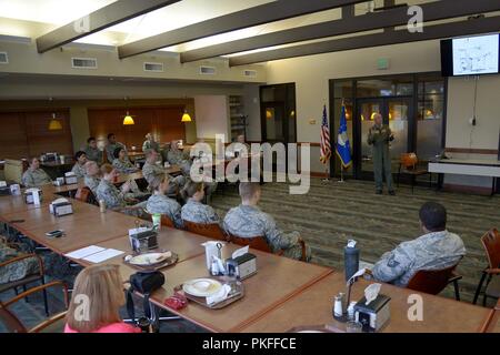 Pensionierter Luftwaffe Generalmajor Edward Mechenbier spricht mit finden Bürger Flieger vom 302Nd Airlift Wing, bei Peterson Air Force Base, Colorado, Aug 5, 2018. Vor dem Gespräch der Reservisten, Mechenbier lieferte den Eid der Rekrutierung zu seiner Tochter, Master Sgt. Kari Eubanks, 302Nd Force Support Squadron, während ihrer Dienstzeit wieder Zeremonie. Stockfoto