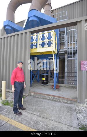 JACKSONVILLE, Fla. (27 Juli 2018) FRCSE Maschinenbauingenieur Michael Clarke vor der Filtration System steht für eine von blast Stände der Anlage. Durch Testen verschiedener Durchzug Geschwindigkeiten, Clarke bestimmt die Geschwindigkeit zu hoch war, die zu einer unnötigen Verlust von Strahlmittel auf das Filtersystem. Stockfoto