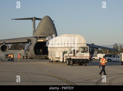 Us Air Force Piloten vom 22 Airlift Squadron, Travis Air Force Base, Calif. und Mitglieder einer zivilen Ground Support Specialist Team laden eine erweiterte Extrem hohe Frequenz-4 Kommunikation Satelliten auf eine C-5 M Super Galaxy, 26. Juli im Sunnyvale, Calif., um den Satelliten zu Cape Canaveral Air Force Station in Florida transportiert wurde. Die AEHF Konstellation soll den Milstar-Satellitenkonstellation zu ersetzen. Stockfoto