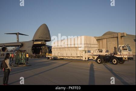 Us Air Force Piloten vom 22 Airlift Squadron, Travis Air Force Base, Calif. und Mitglieder einer zivilen Ground Support Specialist Team laden eine erweiterte Extrem hohe Frequenz-4 Kommunikation Satelliten auf eine C-5 M Super Galaxy, 26. Juli im Sunnyvale, Calif., um den Satelliten zu Cape Canaveral Air Force Station in Florida transportiert wurde. Die AEHF Konstellation soll den Milstar-Satellitenkonstellation zu ersetzen. Stockfoto