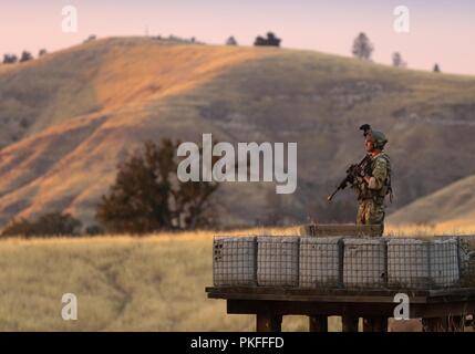 August 6th, Pvt. Joseph Green Mitglied einer Gesellschaft, 741 Brigade Engineer Battalion schützt eine Straße aus gegnerischen Angriff während der abschließenden Brigade Feld Training an xCTC im Fort Hunter Liggett, Kalifornien 2018. Der letzte Kampf des xCTC alle Einheiten der Oklahoma Army National Guard 41st Infantry Brigade Combat Team's in einer koordinierten Kampf gegen die gegnerische Streitmacht kombiniert, testen, wie gut die die Feuerwehr verständigen konnten und die Bereitstellung von Truppen in einem Kampf Szenario. Stockfoto